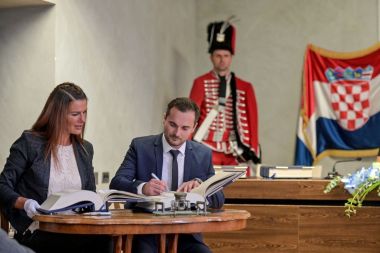 Otvori galeriju o_1ff0on43717gksna1442f38t1gt.jpeg