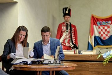 Otvori galeriju o_1ff0on4372q3akmg9uepl744s.jpeg