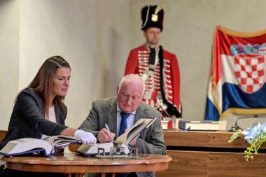 Otvori galeriju o_1ff0on4376irtcoohmso168eq.jpeg