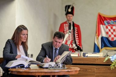 Otvori galeriju o_1ff0on4378q71j21rsn1lfcqvjp.jpeg