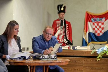 Otvori galeriju o_1ff0on437fci957ctj11ev1n1su.jpeg