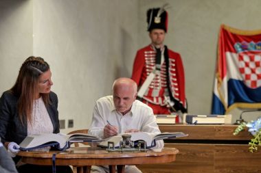 Otvori galeriju o_1ff0on437jqsobbd92esg1o34v.jpeg