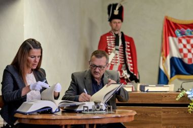 Otvori galeriju o_1ff0on437k841k30thq1rc91jufr.jpeg