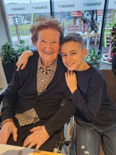 Otvori galeriju Baka Marija_rodjendan 5.jpg