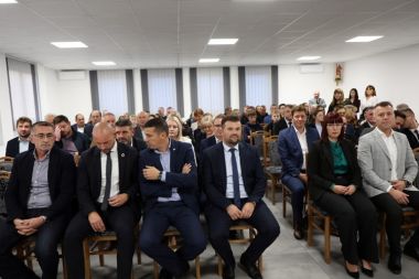 Otvori galeriju klenovnik-svecana-sjednica002.jpg