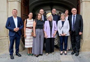 Otvori galeriju Potpisivanje_ugovora 21.jpg