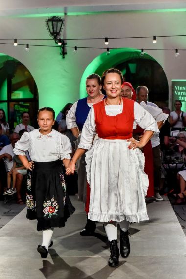 Revija_nosnji 12 .jpg