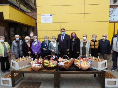 Otvori galeriju dom_umirovljenika_za_starije_uskrs_darivanje_2021 5.JPG