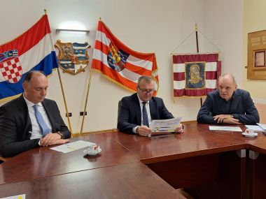 Potpisivanje ugovora 3.jpg