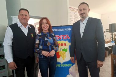 izlozba_zlatna_kaplljica_novi_marof_madjarevo_2023 7.jpg