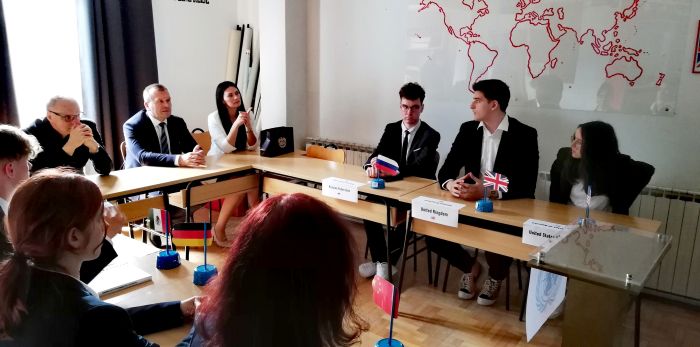 Župan Varaždinske županije Anđelko Stričak i pročelnik Upravnog odjela za prosvjetu, kulturu i sport Miroslav Huđek posjetili Prvu privatnu gimnaziju s pravom javnosti Varaždin.