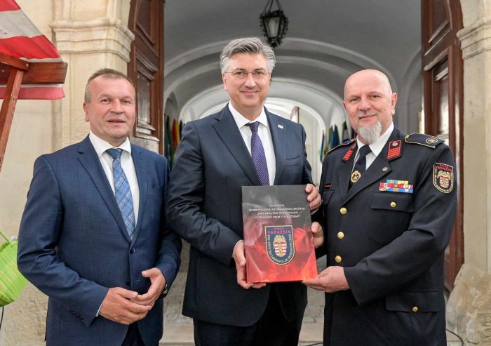U sklopu boravka u Varaždinskoj županiji Predsjedniku Vlade RH Andreju Plenkoviću uručena monografija o povijesti Prvog hrvatskog dobrovoljnog vatrogasnog zbora u Varaždinu