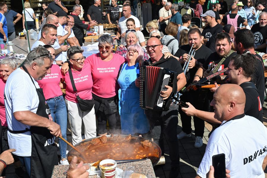 Varaždinski plac proslavio 476 godina tradicije: miris kotlovine, prepune klupe i pobjeda Drava&scaron;a