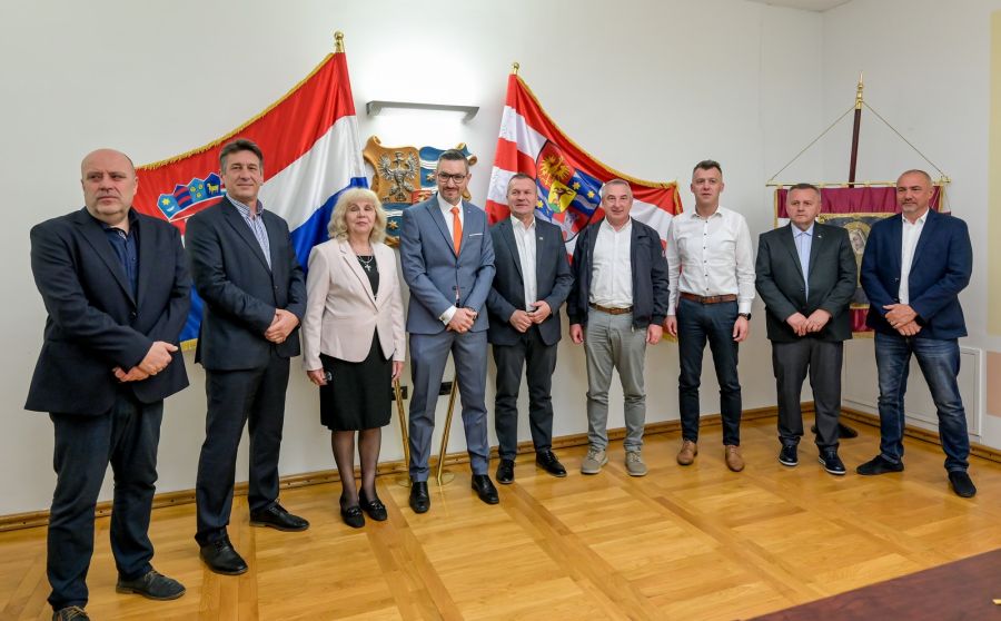 Hrvatske ceste investiraju u prometnice na području Varaždinske županije - u Županijskoj palači potpisani vrijedni ugovori na uređenju prometne infrastrukture