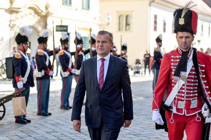 Krenulo obilježavanje Dana Varaždinske županije - Husari predali prijavak svom nadzapovjedniku Stričaku, zamjenica župana postala nova topnica Varaždinske građanske garde