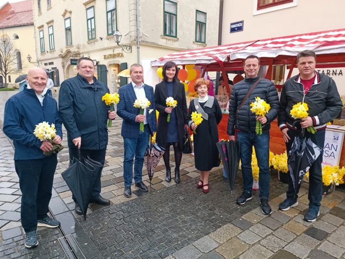 Podjelom narcisa obilježen Dan  kojim se podiže svijest u borbi protiv raka dojke, akciju podržali župan Anđelko Stričak, gradonačelnik Varaždina dr.sc. Neven Bosilj , saborski zastupnici te mnogobrojni građani