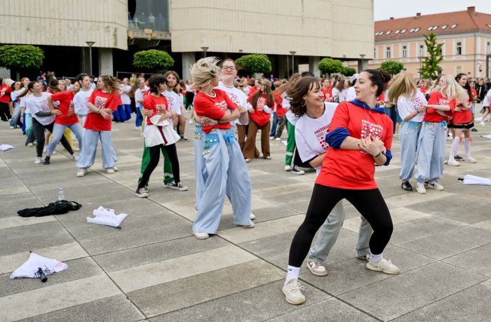 I ki&scaron;a je stala pred Quadrillom: 582 maturanta proslavila kraj &scaron;kolovanja na Kapucinskom trgu