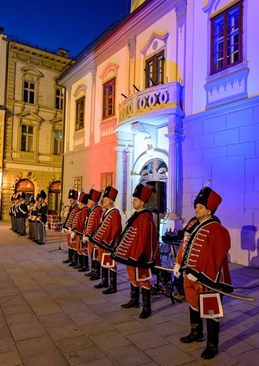 Paljenjem lampiona na sredi&scaron;njem gradskom Trgu u Varaždinu odana počast žrtvama Vukovara i &Scaron;kabrnje