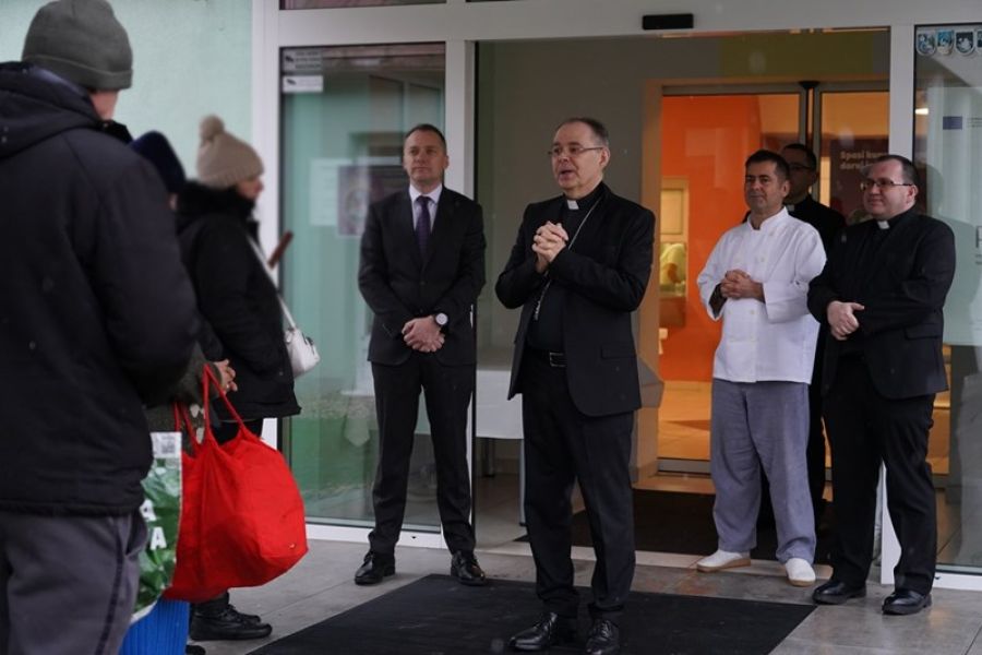 Tradicionalna podjela blagdanskog objeda korisnicima Caritasove pučke kuhinje