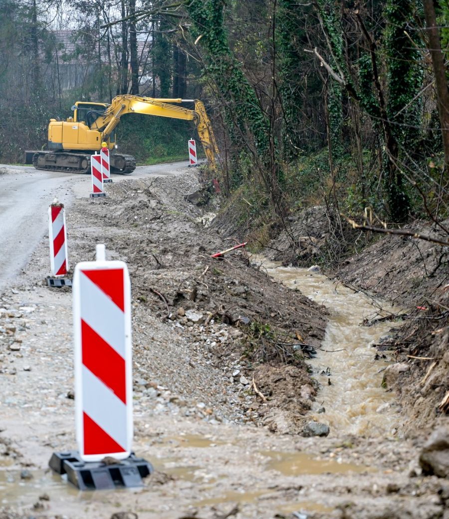 Župan Stričak u pratnji gradonačelnika Ivanca Batinića  te direktora  Hrvatskih voda VGO-a za gornju Muru i Dravu Reze i ravnatelja ŽUC-a Osonjačkog obišao sliv potoka Ivanečke Željeznice
