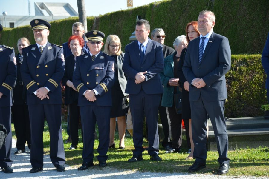 Na gradskom groblju u Varaždinu položeni vijenci povodom obilježavanja vojno-redarstvene operacije &bdquo;Bljesak&ldquo;