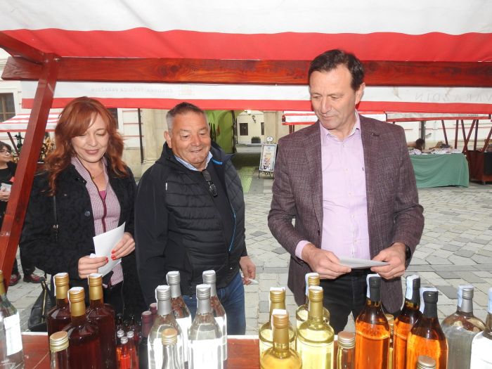 Na Franjevačkom trgu u Varaždinu održani Obrtnički ulični sajam, zamjenica župana obi&scaron;la izlagače i pružila im podr&scaron;ku&nbsp;