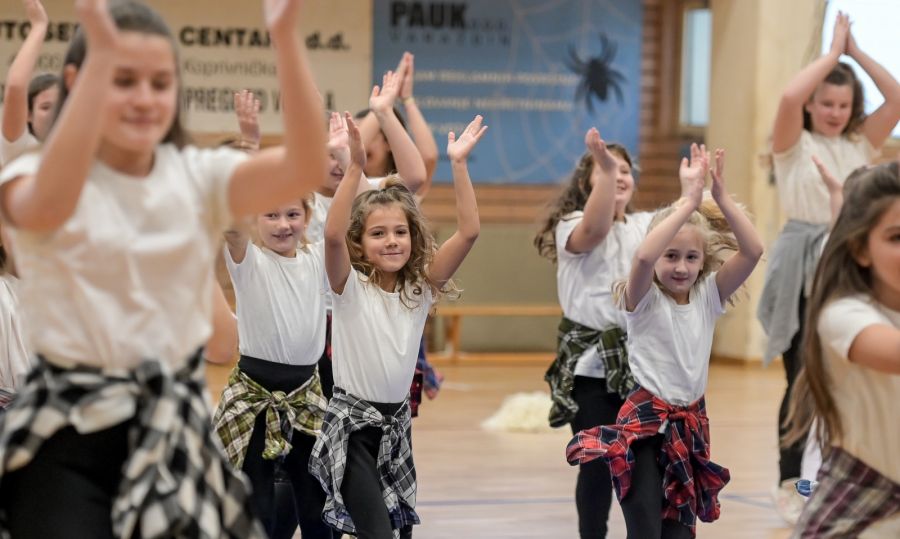 Sportska dvorana Osnovne &scaron;kole u Vidovcu opremljena novim parketom, najavljena nova ulaganja u sportsku infrastrukturu