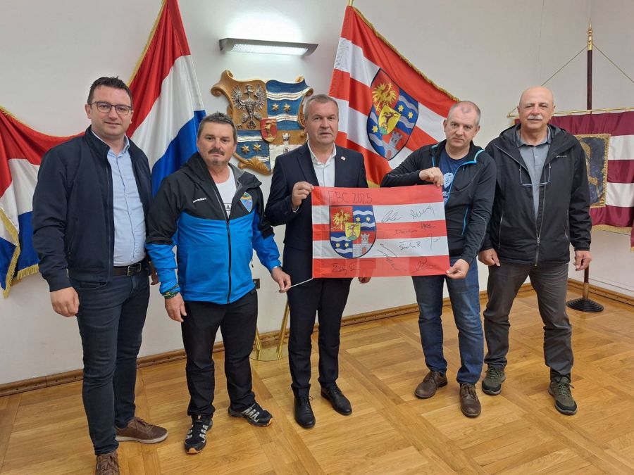 Članovi ekspedicije Planinarskog kluba Ivanec nakon povratka s Himalaje kod župana Stričaka u Županijskoj palači