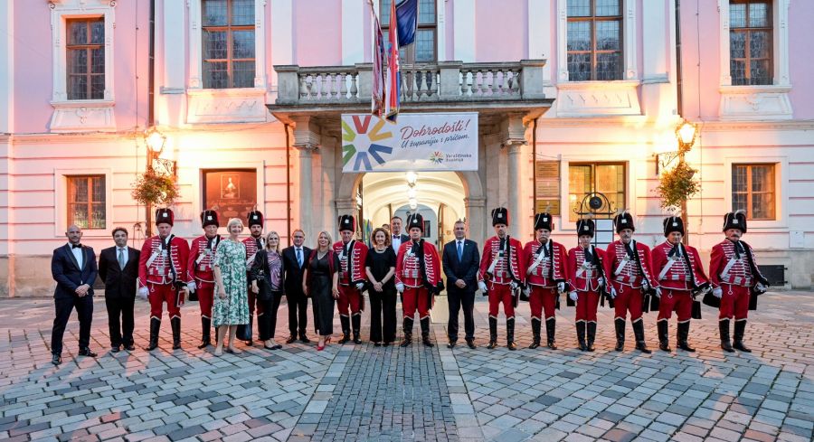 Ministrica kulture i medija u dru&scaron;tvu župana i gradonačelnika obi&scaron;la palaču Sermage i  Centar za posjetitelje u Županijskoj palači te nazočila otvorenju 53. Varaždinskih baroknih večeri