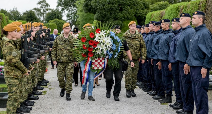 Polaganjem vijenaca, svečanim prijemom, dodjelom prigodnih zahvalnica vatrogascima i Zavodima za hitnu medicinu te uručivanjem zlatne plakete županu&nbsp; obilježen Dan pobjede i domovinske zahvalnosti te Dan hrvatskih branitelja