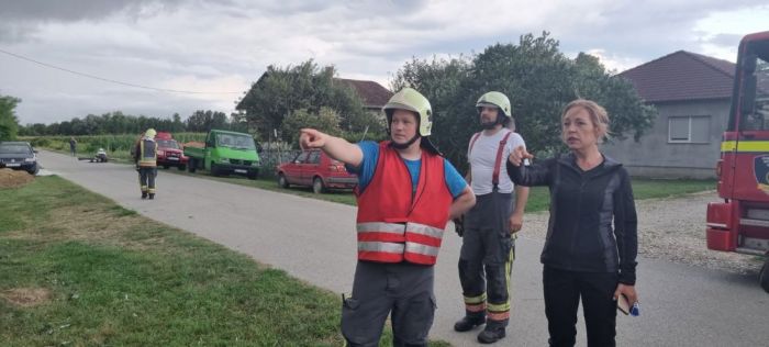 Iznimno jaki vjetar oštetio obiteljske kuće te gospodarske zgrade u naselju Hrženica