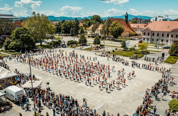 Maturanti tradicionalno otplesali&nbsp;quadrillu
