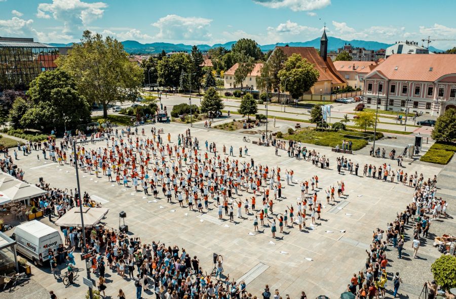 Maturanti tradicionalno otplesali&nbsp;quadrillu