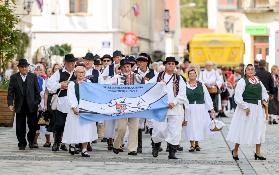 Međunarodni dan starijih osoba proslavljen tradicionalnim mimohodom te pjesmom i plesom