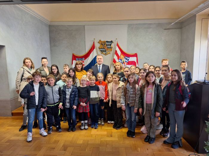 Učenici Osnovne &scaron;kole &Scaron;emovec posjetili Županijsku palaču