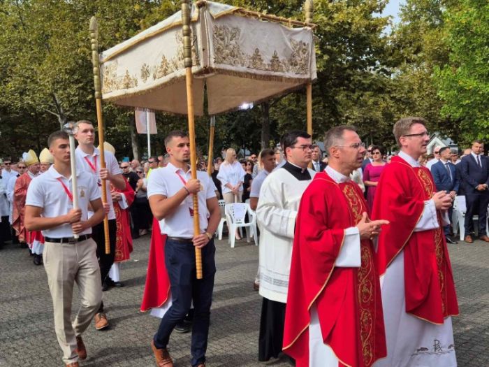 Ludbreška Sveta Nedjelja i ove godine okupila veliki broj hodočasnika – Svetoj misi nazočili i županijski dužnosnici