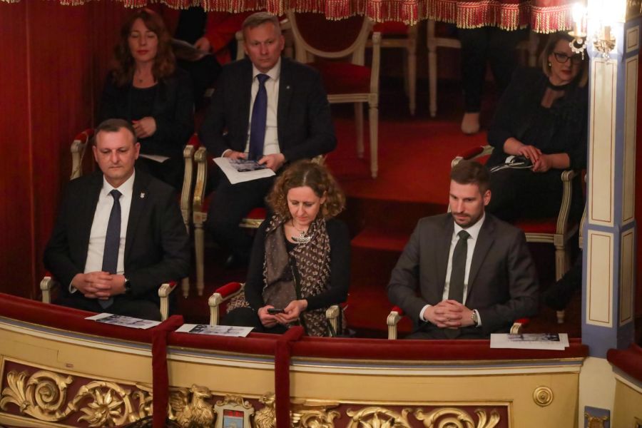 Čestitke maestru Davoru Bobiću na maestralnoj  praizvedbi baleta &bdquo;Snježna kraljica&ldquo;