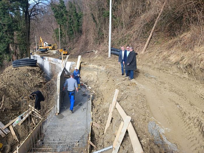 U zaselku Pavlineki u općini Bednja bliže se kraju radovi na sanaciji klizi&scaron;ta, radove obi&scaron;ao župan Stričak sa suradnicima