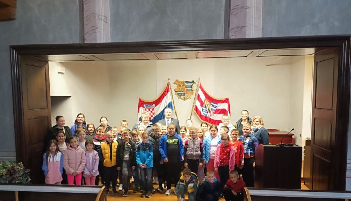 Učenici Osnovne &scaron;kole Vinica posjetili Centar za posjetitelje u Županijskoj palači te se tom prigodom susreli sa županom Anđelkom Stričakom