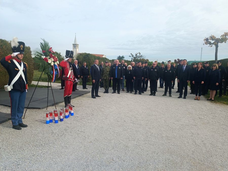 Na Varaždinskom groblju položeni vijenci povodom obilježavanja vojno-redarstvene operacije &bdquo;Bljesak&ldquo;