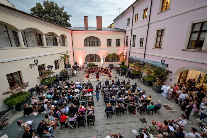 Iako je ki&scaron;a prekinula koncert, učenici Glazbene &scaron;kole u Varaždinu odu&scaron;evili su mnogobrojnu publiku u atriju Županijske palače