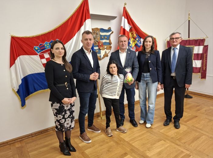 Članovi Dru&scaron;tva distrofičara, invalida cerebralne i dječje paralize i ostalih tjelesnih invalida grada Varaždina darivali županijske dužnosnike  uskrsnim pisanicama