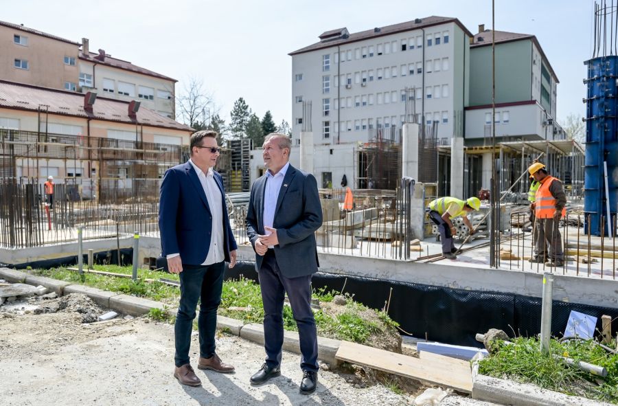 Izgradnja Centralnog operacijskog bloka Opće bolnice Varaždin odlično napreduje: do jeseni će biti zavr&scaron;ena vanjska ovojnica novog objekta