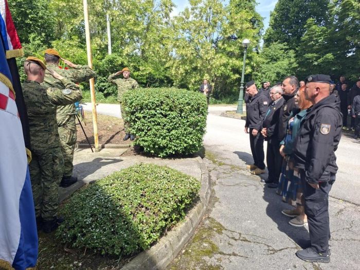 Polaganjem vijenaca, paljenjem svijeća i prigodnim druženjem, obilježena 35. obljetnica ustroja 5. bojne 1. A brigade 'Tigrovi'