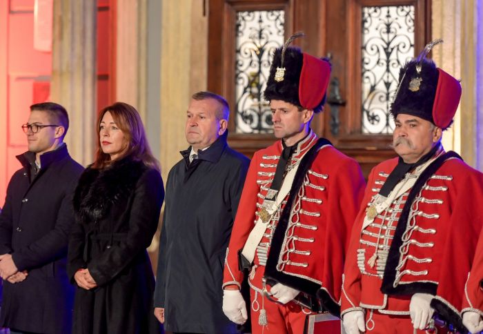Ispred Gradske vijećnice u Varaždinu upaljeni lampioni u znak sjećanja na sve žrtve Vukovara i &Scaron;kabrnje
