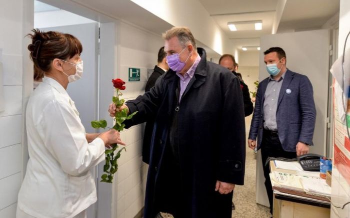 Povodom Međunarodnog Dana žena župan Čačić prigodno darivao žene ružama