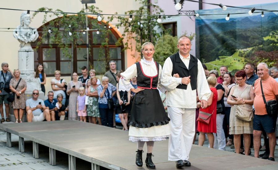 U atriju Županijske palače tijekom Špancirfesta fini kolači, vrhunska vina, ali i revija narodnih nošnji
