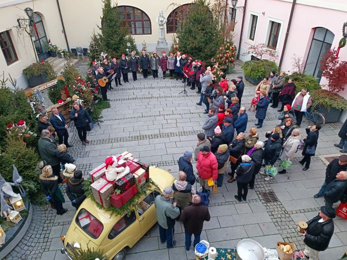 Treći adventski vikend u atriju Županijske palače; humanitarna podjela sarme i izložba tradicijskih igračaka