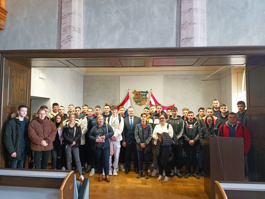 Učenici Strojarsko-prometne &scaron;kole Varaždin posjetili Županijsku palaču, župan Stričak ih upoznao s bogatom povije&scaron;ću Varaždinske županije