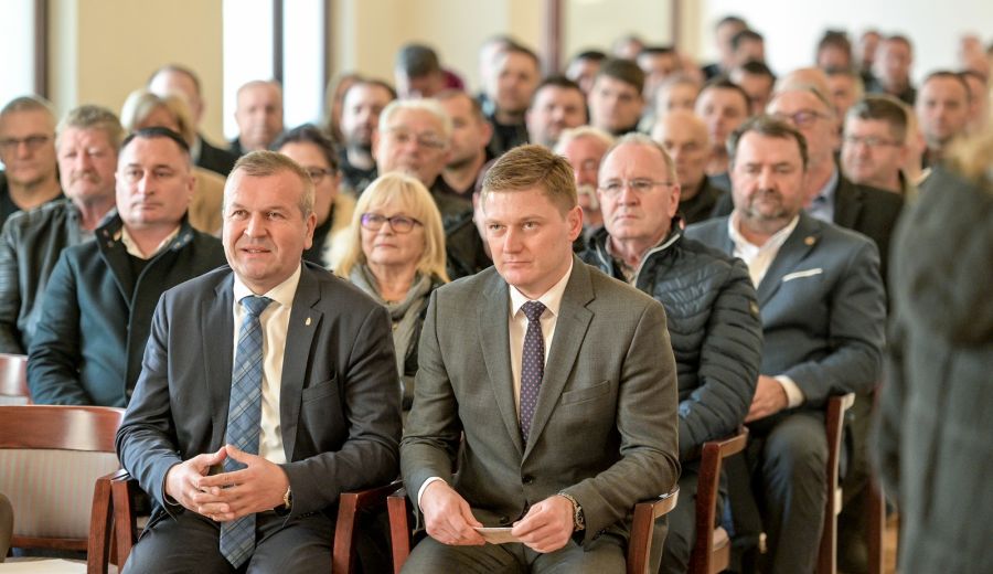 Za solarne elektrane na obiteljskim kućama dodijeljeno 100 tisuća bespovratnih eura, župan Stričak uručio Odluke o  bespovratnim sredstvima za poticanje kori&scaron;tenja obnovljivih izvora energije u obiteljskim kućama na području Varaždinske županije